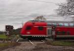 Auf der Schwarzwaldbahn gibt es bei Kilometer 19,2 noch diesen schnen Bahnbergang zu sehen. Es handelt sich dabei um eine F 2H/60 Anlage, das Foto entstand am 7. Januar 2012.