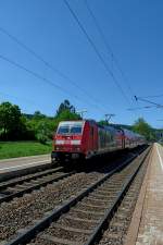 der Regioexpress von Offenburg nach Singen fhrt in den Bahnhof St.Georgen/Schwarzwald ein, Mai 2012