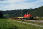 294 877-6 mit einem Bauzug Richtung Villingen bei Hausach.