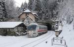 IC 2006  Bodensee  (Konstanz-Dortmund Hbf) mit Schublok 101 008-1 am ehemaligen Bahnhof Niederwasser 8.12.12. In der Nacht von 20. auf 21.12.12 wurde er auf Grund von Einsturzgefahr abgerissen