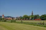 185 175-7 mit Kieszug GB 61819 Friesenheim(Baden) - Villingen(Schwarzwald) vor dem Stadtbild von Gengenbach. 06.06.13