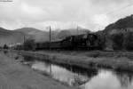 01 1533-7 der ÖGEG mit dem DPE 12 (Stuttgart-Seebrugg) bei Haslach. Am Zugende leistet 185 666 Schubhilfe. Wegen dem schlechten Licht habe ich mich entschieden das Bild in s/w umzuwandeln. Aufgenommen am 16.08.2014.