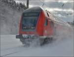 Auch bei 80 Sachen wirbelt ein Dosto recht viel Schnee auf. Schwarzwaldbahn auf dem Weg nach Konstanz in Hattingen. Januar 2015.
