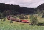 Baureihe 185 zieht hier den wchentlich verkehrenden  Gipsplatten-Express , hier bestehend aus etwa 40 Einzelwagen, nach Donaueschingen. Hier ist das Streckenstck zwischen dem Sommerau-Tunnel und der Stadt St.Georgen im Blickfeld. Bei ca. 800 M..N.N. sind seit Offenburg (km 0,0) etwa 650 Meter an Hhe berwunden worden.   
