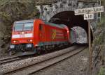Freigeschnitten wie seit 40 Jahren nicht präsentiert sich die Schwarzwaldbahn derzeit. So bieten sich bis zum erneuten Zuwachsen ganz neue Motive. Die Rheintalbahnlok 146 116-9 noch fast am Beginn des Tunnelreigens. Niederwasser, April 2015.