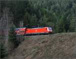 Hier konnte man wohl eher Jahrzehnte nur Büsche sehen, so darf die 146 239-9 bei der Einfahrt in den ehemaligen Bahnhof Niederwasser auch eine leichte Bewegungsunschärfe haben.