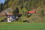 Mit dem IRE Richtung Konstanz ist 146 234-0 in Gutach am steilsten Abschnitt der Schwarzwaldbahn unterwegs. April 2015.