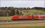 In Stockburg rauscht 146 113-6 mit einem IRE nach Konstanz durch. Hier ist die Schwarzwaldbahn noch ganz oben auf einer Höhe von knapp 800 m. Daneben fließen ganz klein mit der Brigach die ersten zarten Anfänge der Donau. April 2015.