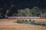 Sommer-Stimmung auf der Schwarzwaldbahn bei Gengenbach im Kinzigtal (2006): hier macht sich ein Inter-Regio-Express 
auf den Weg nach Sden. Festgehalten wurde hier die Ausfahrt 
auf den Kinzigdamm. 

   