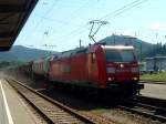 Sehr heiß war der Sommer 2008, daher wirft 185 168-2 mit dem Ölzug im Hausacher Bahnhof eine Menge Staub auf (31.07.2008)