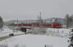 Nach der Elektrifizierung der Unteren Höllentalbahn und dem Einsatz von durchgehenden Tirebwagen bis Donaueschingen hat sich das Bild auf der Höllental- und Dreiseenbahn merklich geändert. Am 29.12.2014 war die Bahn noch fest in der Hand von 143-bespannten Doppelstockzügen. Vom Balkon unseres Hotels wurde diese Garnitur aufgenommen, die den Bahnhof Hinterzarten in Richtung Freiburg verlässt.