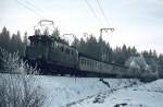 In den 1970er Jahren waren auch die Lokomotiven der aus der E 44 umgebauten Lokomotiven der Baureihe 145 auf der Höllentalbahn anzutreffen, hier 145 168-1 am 04.01.1975 zwischen Hinterzarten und Titisee