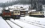 Hochbetrieb im Bahnhof Neustadt (Schwarzwald) im Februar 1982: 215 076-1 ist gerade mit einem Eilzug aus Donaueschingen angekommen. Nachdem sie abgekuppelt hat, wird 139 315-6 den Zug übernehmen, um ihn nach Freiburg zu befördern. Dazwischen noch 139 135-6 mit einem Nahverkehrszug von/nach Freiburg.