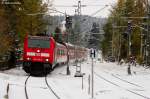 146 233 mit RB 26929 bei der Einfahrt und beginnt gerade zum Bahnhof Titisee anzuhalten. Aufnahme am 28.10.12