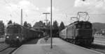 145 177 in Titisee neben dem Anschluß-Pendelzug nach Seebrugg (4.9.1978).