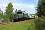 E94 088 zieht für die IG 3-Seenbahn einen Sonderzug von Titisee nach Seebrugg und passiert hier geraden einen der drei namensgebenden Seen dieser Strecke, den Windgfällweiher.