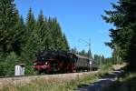  Mit Volldampf durch den Hochschwarzwald...  ...Das war das Motto, unter dem die IG-3Seenbahn e.V. diesen Sommer mit der 86 333 der Wutachtalbahn zwischen Seebrugg und Titisee unterwegs war. Am 22.08.15 bot sich den Fotografen noch ein kleines Schmankerl, das dem Ein oder Anderen vermutlich nicht direkt aufgefallen ist: Das Zugpersonal verlieh der Lok an diesem Tag kurzer Hand alte, große Reichbahnlampen, mit denen sie früher schon unterwegs gewesen ist. Nach dem Ende des diesjährigen Einsatzes im Schwarzwald verlies die Lok den Süden Deutschlands und kam erstmals nach über 20 Jahren zurück in ihre alte Heimat nach Sachen, wo sie von nun an von der PRESS zusammen mit der IG 58 3047 Glauchau e.V. vor Sonderzügen eingesetzt werden soll. Das Bild entstand am besagten 22. August mit dem DPN 87632 von Titisee nach Seebrugg am Einfahrdeckungssignal 3 des Bahnhofs Aha, wo dann die Kreuzung mit der talwärts fahrenden Regionalbahn abgewartet wurde.