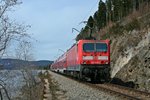 Heute Abend (01.04.16) ging eine Ära zuende. Nach 80 Jahren fuhr der letzte Zug auf der Dreiseenbahn unter der alten originalen Reichsbahn-Fahrleitung. Errichtet zwischen 1934 und 36, zunächst mit 50Hz/20kV später mit normalem Bahnstrom betrieben, leistete sie treue Dienste. Die Ästhetik der alten Masten verlieh der Dreiseenbahn einen ganz besonderen Charme, der nun leider für immer verloren geht.

Am 31.03.16 verlassen 143 308-5 und 143 640-1 mit einer Regionalbahn, gebildet aus einem Vierwagenzug, den Bahnhof Seebrugg in Richtung Freiburg im Breisgau.
Mehr als vier Wagenzüge werden höchstwahrscheinlich nach der Sanierung ebenfalls nicht mehr möglich sein, da die Bahnsteige auf einheitliche 140 Meter verkürzt (!) werden.