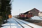 Der Schienentraktor Tm 8795 rangiert einige Wagen in Wilchingen-Hallau und trifft dabei auf Tm 9666.