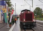 DB Hochrheinbahn: EINWEIHUNGSFEST nach Fertigstellung der Strecke Schaffhausen-Erzingen (Baden) vom Samstag den 5. Oktober 2013. Die dunkelrote V 100 2335 whrend der Ankunft in Neunkirch.