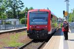 Bahnhof Langenargen am 25.Juni 2017 zwischen Radolfzell und Lindau an der Bodensee-Gürtelbahn, KBS 731. Abfahrbereit ist der RB nach Lindau.