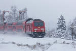 Mit Schneefahne durch den Bahnhof Enzisweiler gen Friedrichshafen. 14.1.19

245 035