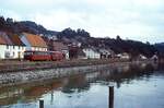 Im April 1979 brummt eine 795/995-Garnitur als Nt 7042 (Überlingen - Radolfzell) bei Sipplingen am Bodensee entlang