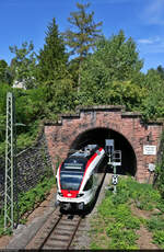 RABe 521 009 (Stadler FLIRT) taucht aus dem Tüllinger Tunnel auf und erreicht sogleich den Hp Weil am Rhein Ost.

🧰 S-Bahn Basel (SBB)
🚝 S 87913 (S5) Steinen–Weil am Rhein
🕓 1.8.2022 | 15:23 Uhr