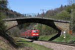 RE 19036 (Singen(Htw)-Stuttgart Hbf) mit Schublok 111 212-7 bei Rottweil 24.4.17