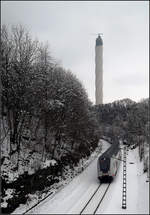 Unter dem 246 Meter hohen Aufzugstestturm -    ...