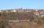 140 423 mit Cnl- und zwei TEE-Wagen als Überführung zur Sauschwänzlebahn am 25.11.2020 bei Stuttgart-Dachswald. Hinten am Zug ist 212 372. 