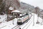 147 561 mit RE 87 Singen-Stuttgart am 22.01.2023 am alten bahnwärterhaus oberhalb von Stuttgart-Heslach. 