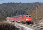 RE 19036 (Singen(Htw)-Stuttgart Hbf) mit Schublok 111 212-7 bei Neufra 20.1.17