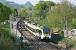 Auf der Fahrt von Konstanz nach Stuttgart passieren 3 442 205 und 705 am 21.04.2018 als RE 4778  RADEXPRESS BODENSEE  die Haltestelle Singen Landesgartenschau.