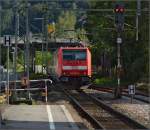 146 218 verlässt den Bahnhof Oberndorf am Neckar mit einem Sandwich. Vor dem Steuerwagen befand sich 146 208. August 2014.
