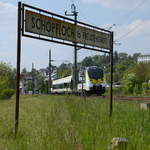 In Schopfloch stehen noch die alten Bahnhofsschilder. Hier habe ich am 11. Mai 2018 versucht den 442 200 (RE 17610, Freudenstadt-Stuttgart) damit einzurahmen.