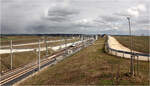 Auf der Hochfläche - 

Blick von Westen auf den Bahnhof 'Merklingen - Schwäbische Alb' mit einem durchfahrenden ICE. 

15.03.2023 (M)