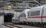 Abstieg zum Aufstieg im Albabstiegstunnel II - 

Ein ICE 3 verlässt den Ulmer Hauptbahnhof und fährt die Rampe hinunter zum 5897 m langen Albabstiegstunnel. Oben überquert ein etwa zeitgleich in Ulm abfahrender Flirt 3 als MEX 16 die Schnellfahrstrecke. Mit dem MEX 16 ist man in 90 Minuten in Stuttgart, der ICE braucht 45 Minuten, also genau die halbe Zeit. 

21.04.2024 (M)