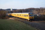 Ein Fahrzeug zur Fahrwegmessung mit der Baureihenbezeichnung 719 002 fährt am Abend des 24.03.2018 durch Westerstetten Richtung Ulm.