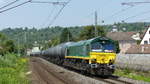 Eine Class 66 durchfährt Fahrtrichtung Plochingen den S-Bahn Halt Altbach.