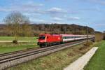 Am 10. April 2021 zieht 1016 046 EC 112 im Abschnitt zwischen München und Stuttgart. Die Aufnahme vom Hochstativ zeigt den Zug im Bahnhof Westerstetten.