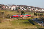 RE5 Lindau-Reutin - Stuttgart Hbf am 08.03.2022 bei Uhingen aufgenommen von der Nassachtalbrücke. 