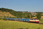 218 105 mit SVG 26771 Radolfzell-Stuttgart am 24.07.2022 zwischen Lonsee und Urspring. 