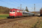 Am 28. März konnte ich zusammen mit andern Fotografen, den Schülersonderzug des Mörike Gymnasium, in Salach festhalten. In der Abendstunde Strahlt die 110 459 der GfF mit ihrem 320 meter langen Wagenpark, als sie gegen halb sieben durch Süßen/Salach schleicht. Liebe grüße an die zwei netten Fotografen vorort...
