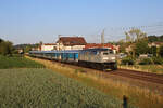 Der FEX-Südbahn (Singen(Hohentwiel) - Stuttgart Hbf) der SVG, gezogen von der NeSA 218 468-7, verlässt in der sommerlichen Abendsonne den Bahnhof Ebersbach(Fils). (25.06.2023)