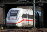 Unter einer Brücke - 

- entschwindet der ICE 4 9230 nach München bei Stuttgart-Obertürkheim.

03.03.2024 (M)