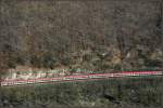 . Ein langes  Zugband  durchschneidet den Waldhang -

Geislinger Steige am 05.04.2007. Bild neu bearbeitet. (M)