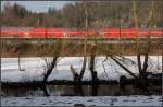 . Und im Hintergrund rauscht ein Zug vorbei - 

Zwischen Urspring und Lonsee an der Lone. 

17.01.2009 (M)