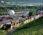 Stadtlandschaft mit Bahn -     Zwischen Weinberge und Neckar befindet sich eine heterogene Bebauung und die Bahnlinie.