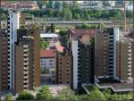 Stadtlandschaft mit Bahn -     Der vertikalen Reihung der Fenster und Balkone des Wohnhochhauses setzt der Intercity-Zug eine horizontale Fensterreihung entgegen.